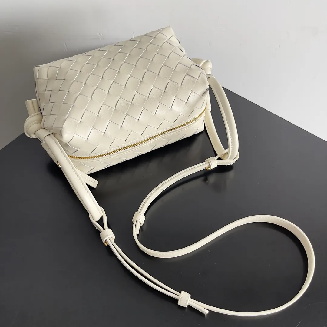 Batch 1360 BOTTEGA VENETA 2024 new loop is here! ! Many girls who like BV have owned the Loop bag. It has a simple appearance, classic weaving, and a compact and lightweight bag shape. This innovation continues the "camera bag" shape. Unlike the traditional Loop bag, which can only be worn as a crossbody bag, this innovation It can be carried by hand or cross-body, satisfying both the concave shape and daily needs. The oversized buckle can be folded and used as a handle. The sultry heat in summer ☀️ usually reduces people's desires. Having a lightweight bag will greatly enhance the happiness of traveling🫧 Style number: 796615 Size: 19*12*9cm